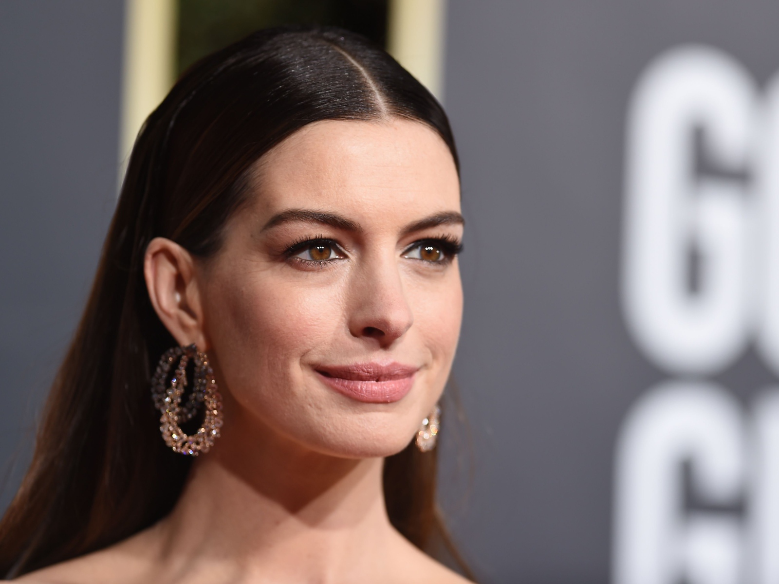 Красивая кареглазая актриса Энн Хэтэуэй