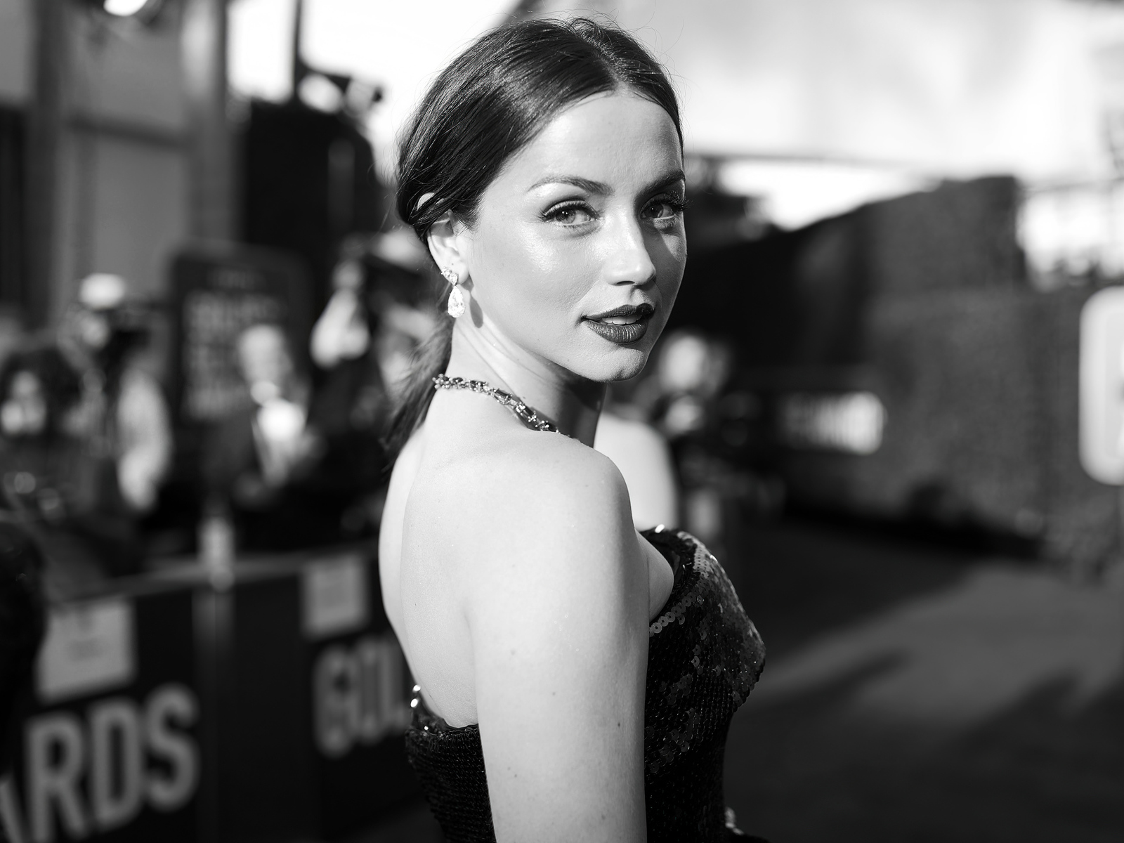 Красивая девушка, актриса Ана де Армас в черном платье