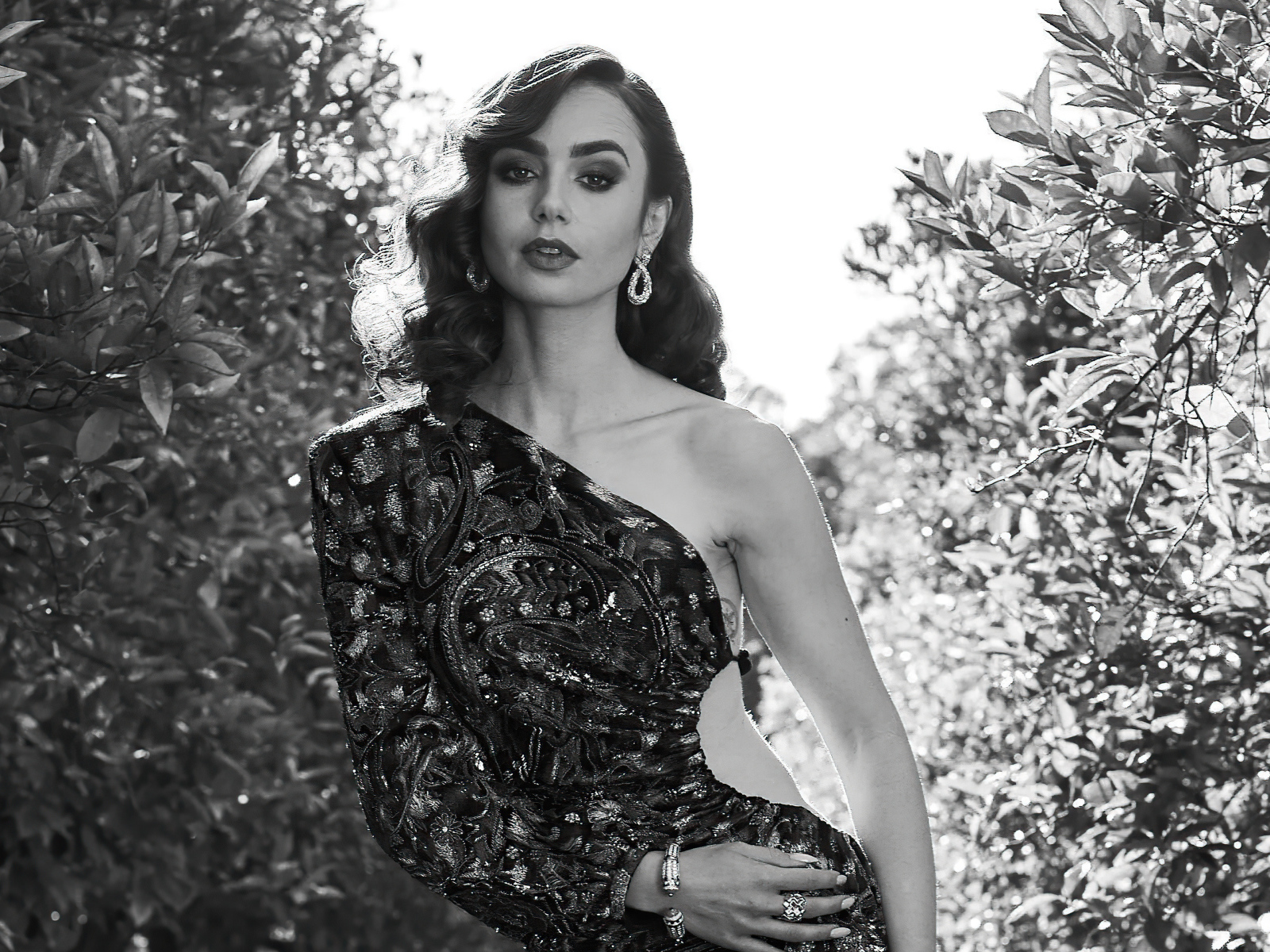 Красивая девушка, актриса Лили Коллинз в платье черно-белое фото