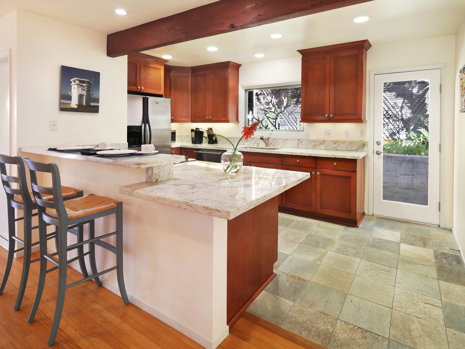 Красивая большая кухня с деревянной мебелью