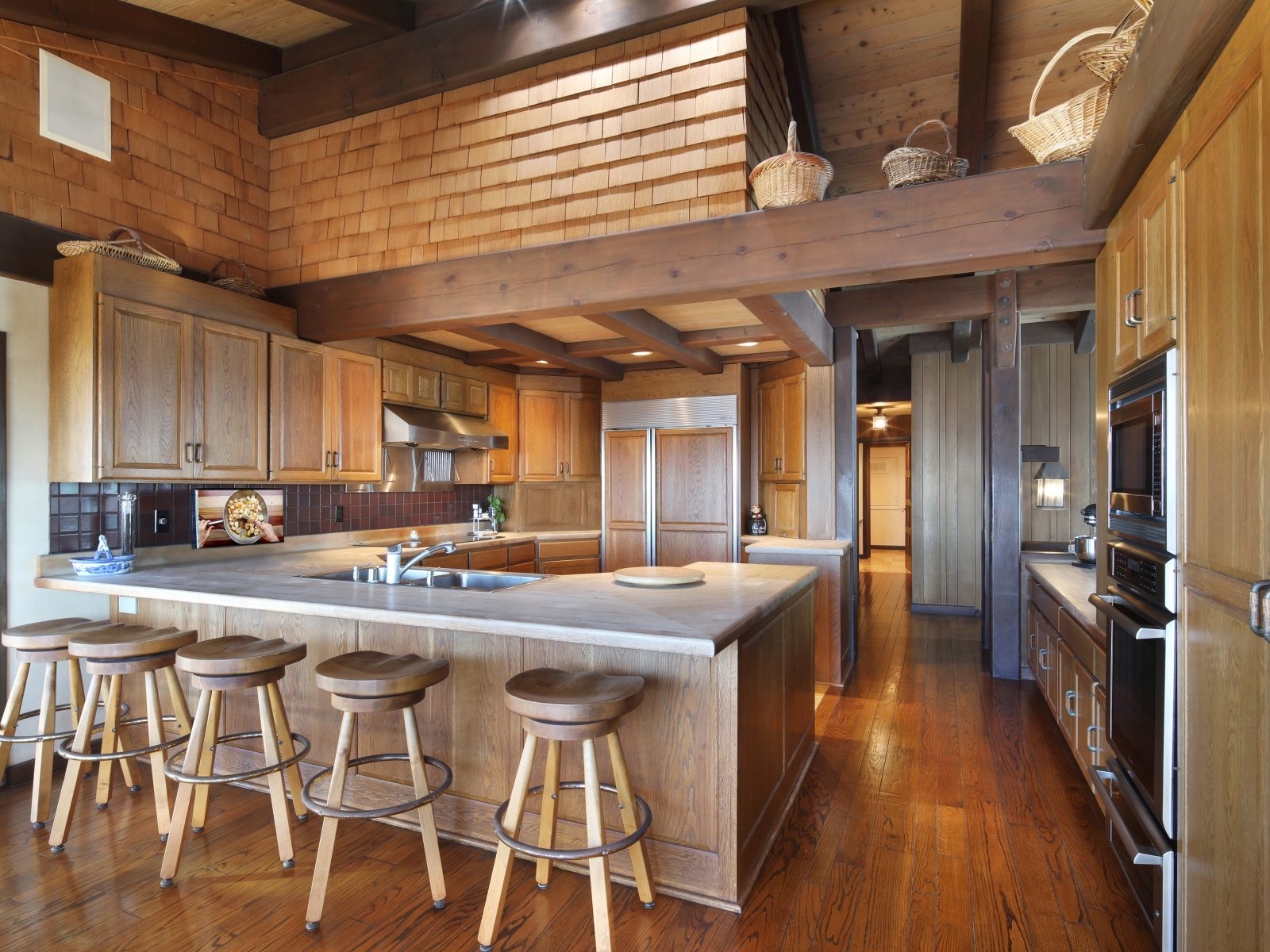 Красивый деревянный дом с большой кухней