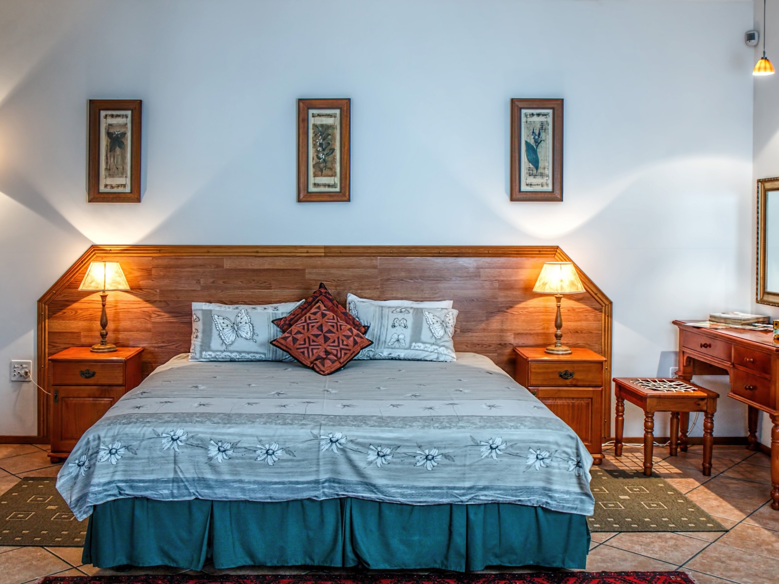 Спальный гарнитур в комнате с серыми стенами