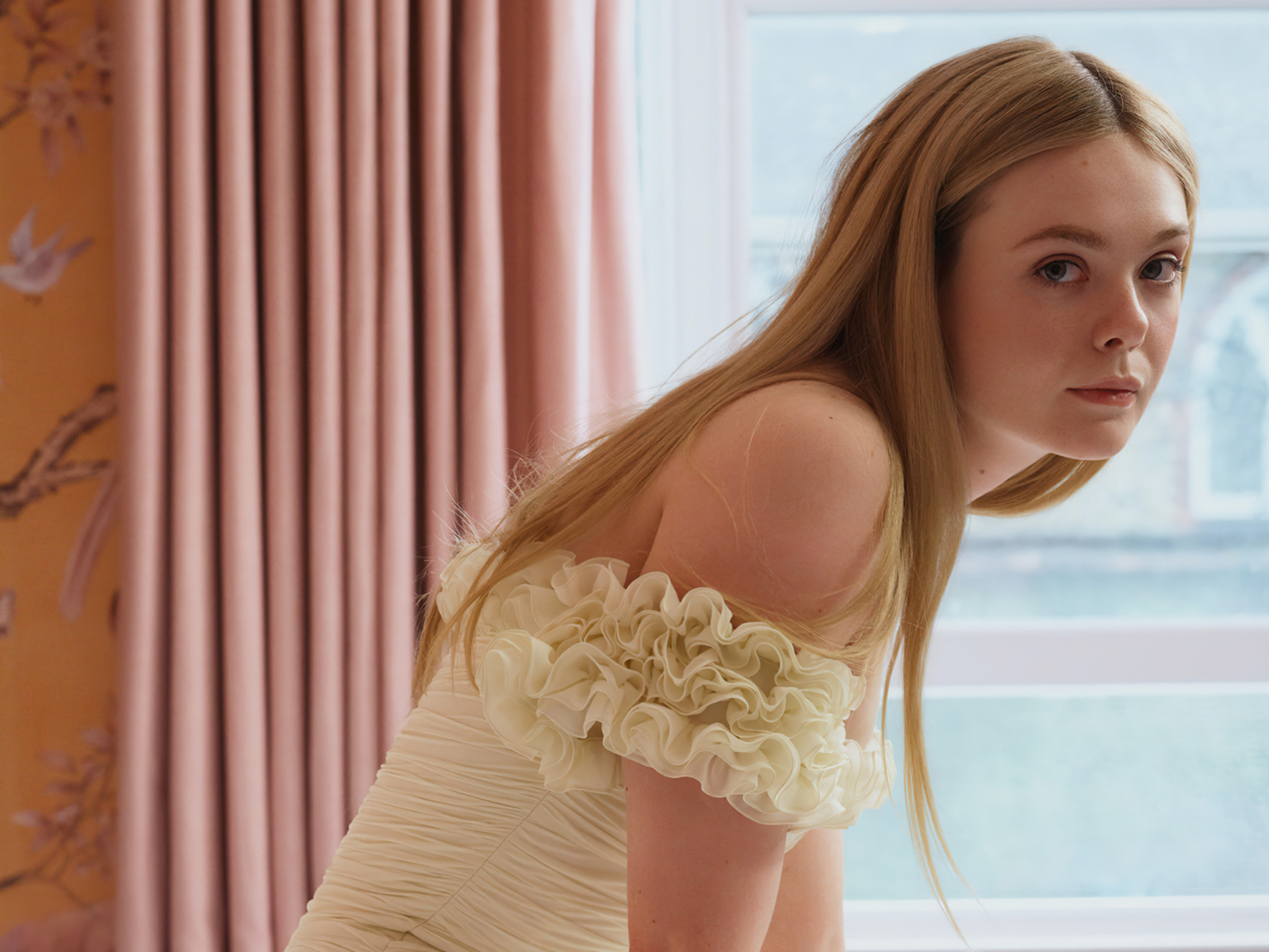 Блондинка Эль Фэннинг на фоне окна