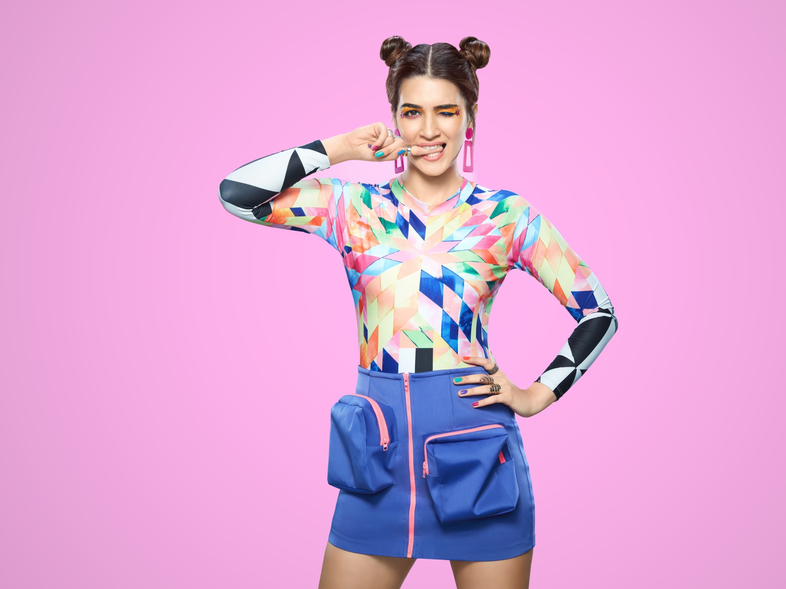 Яркая индийская актриса и модель Крити Санон на розовом фоне