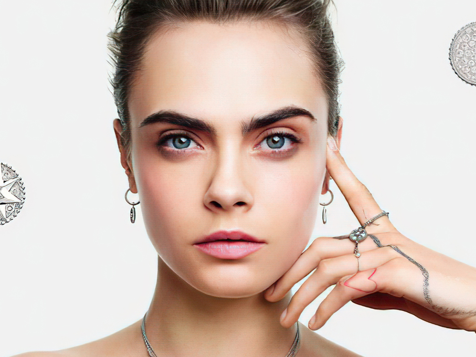 Британская актриса Кара Делевинь лицо крупным планом