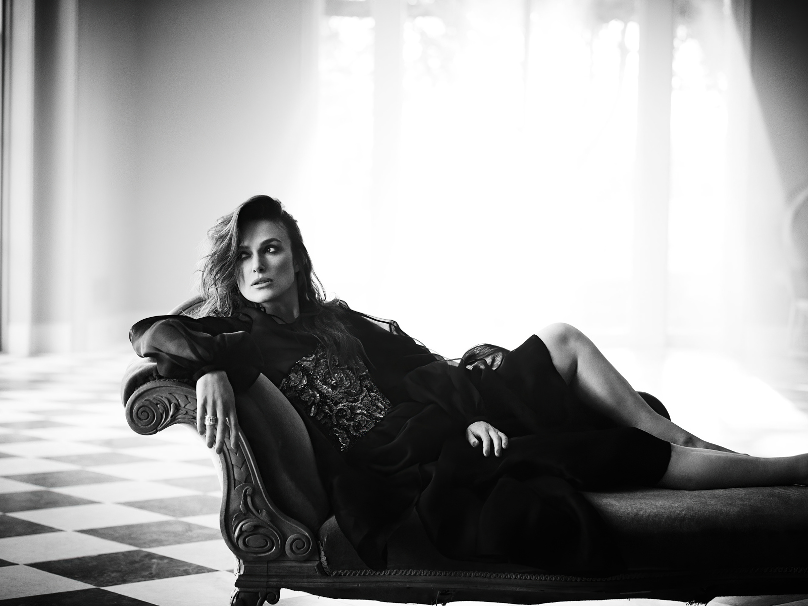 Британская актриса Кира Найтли лежит на диване