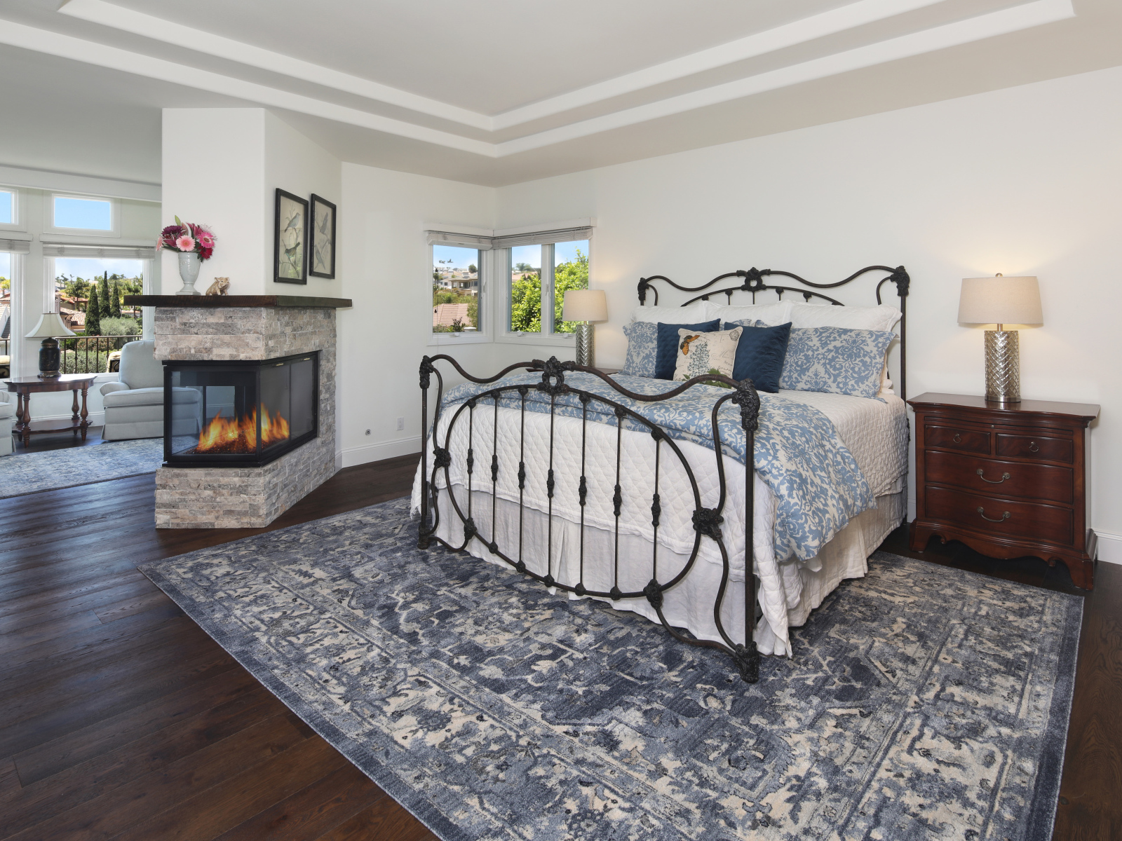 Уютная спальная комната с камином и большой кроватью