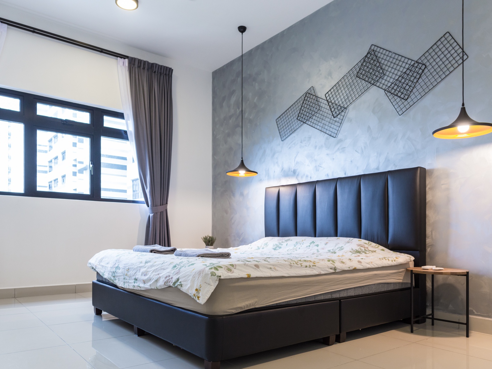 Пустая спальная комната с большой кроватью у окна 