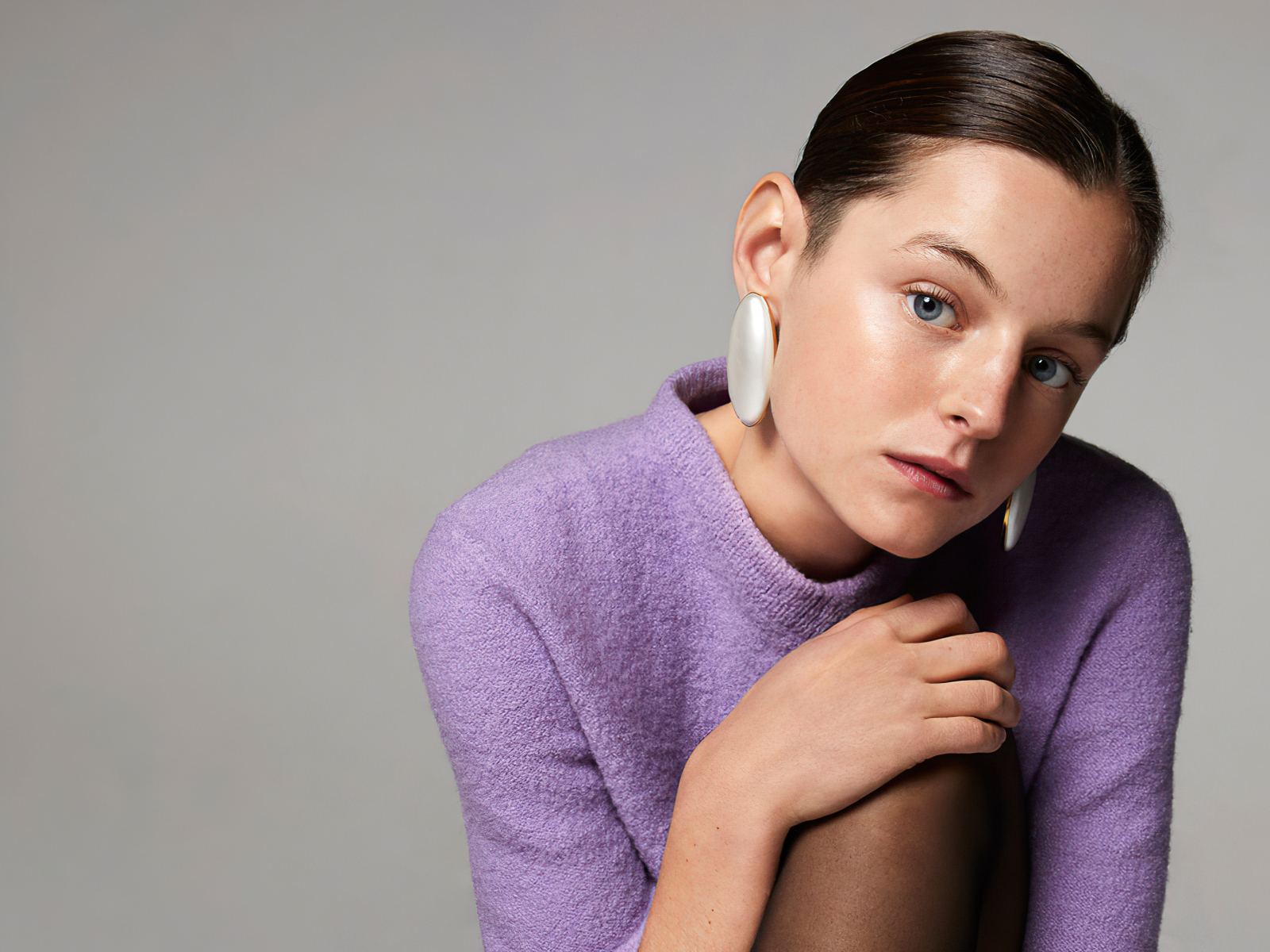 Английская актриса Эмма Коррин на сером фоне