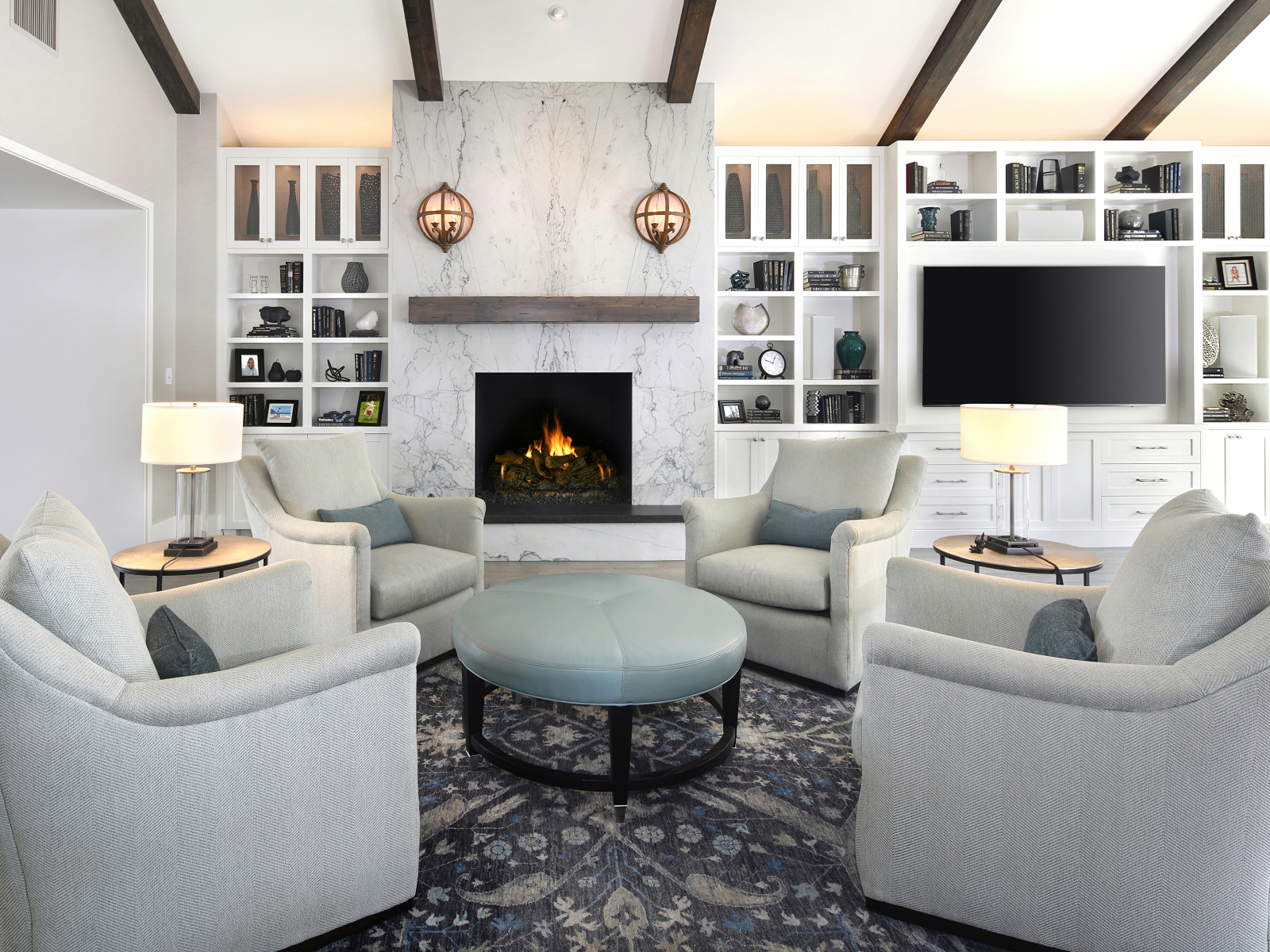 Четыре кресла стоят в гостиной комнате 