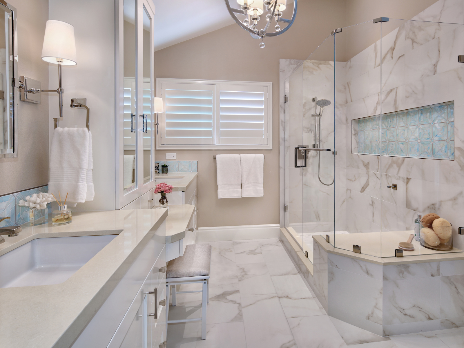 Большая ванная комната с душевой кабиной 