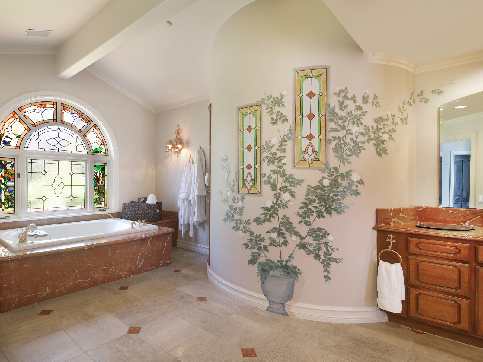 Большая красивая ванная комната с окном с витражами 
