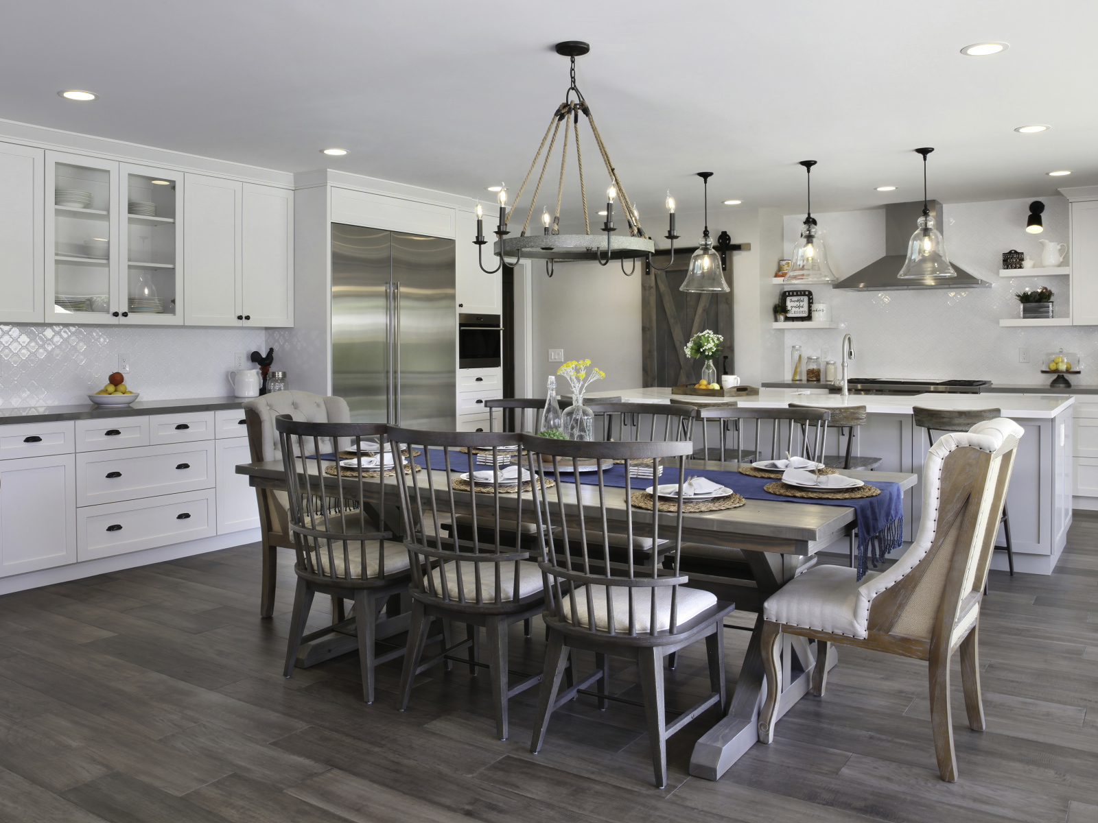Большой обеденный стол на кухне