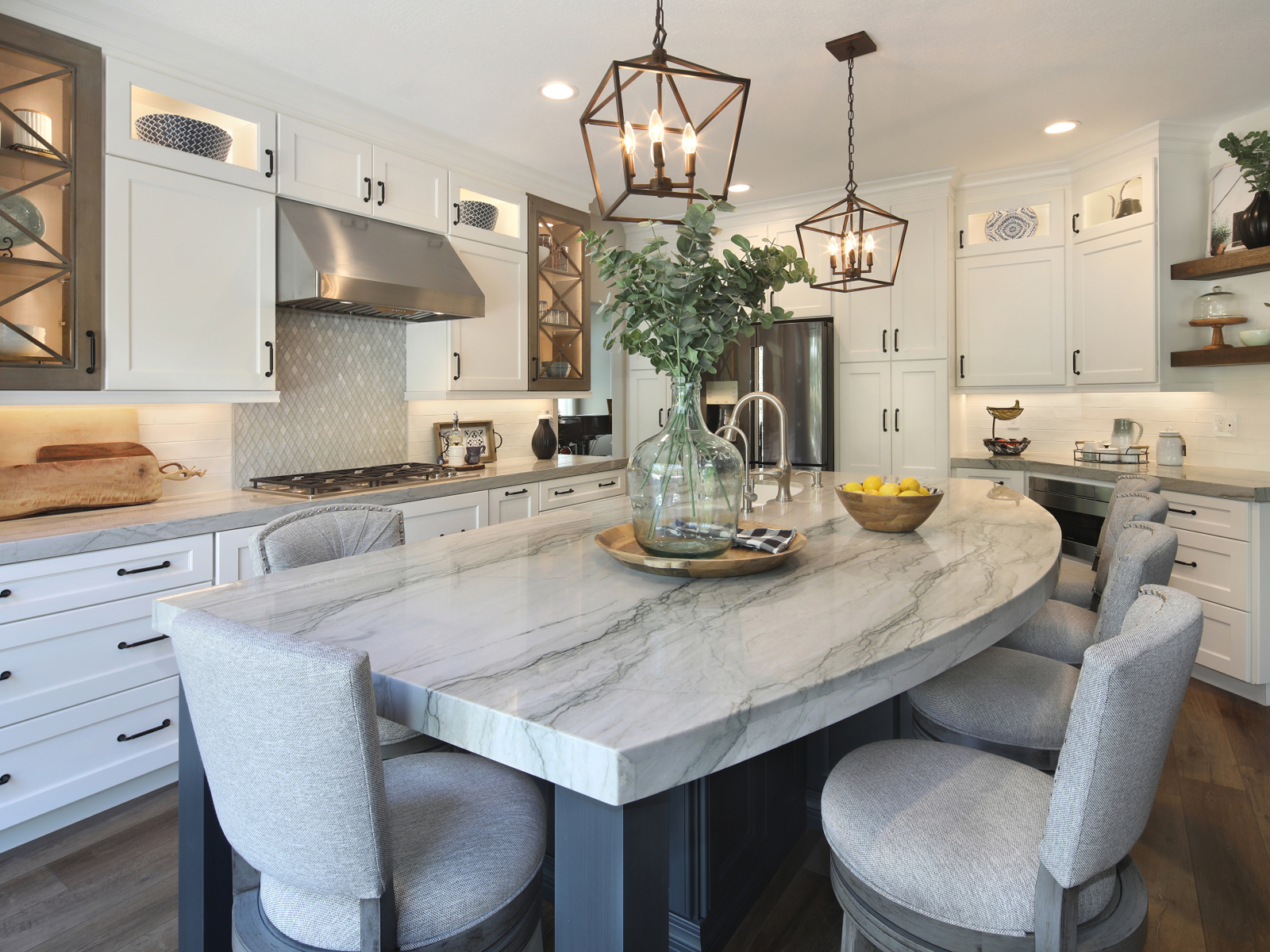 Большой серый стол на кухне 