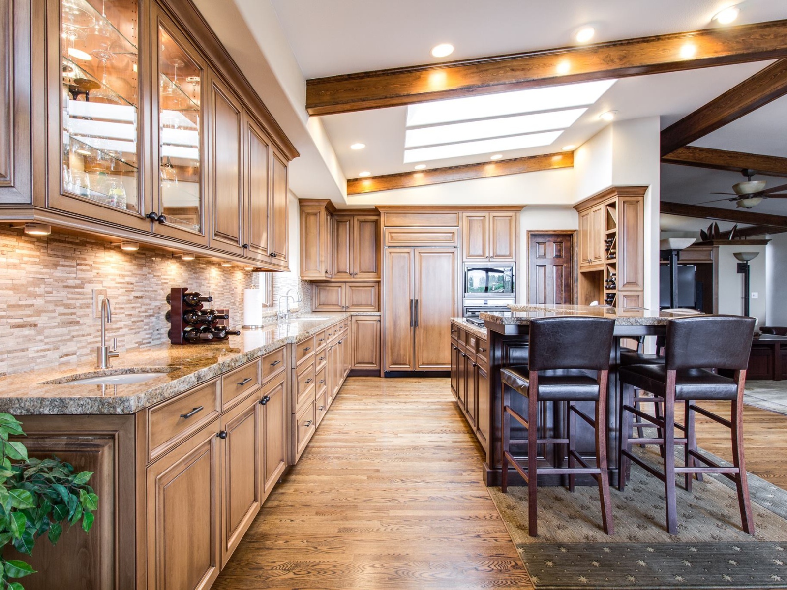 Большая кухня с деревянной мебелью в доме