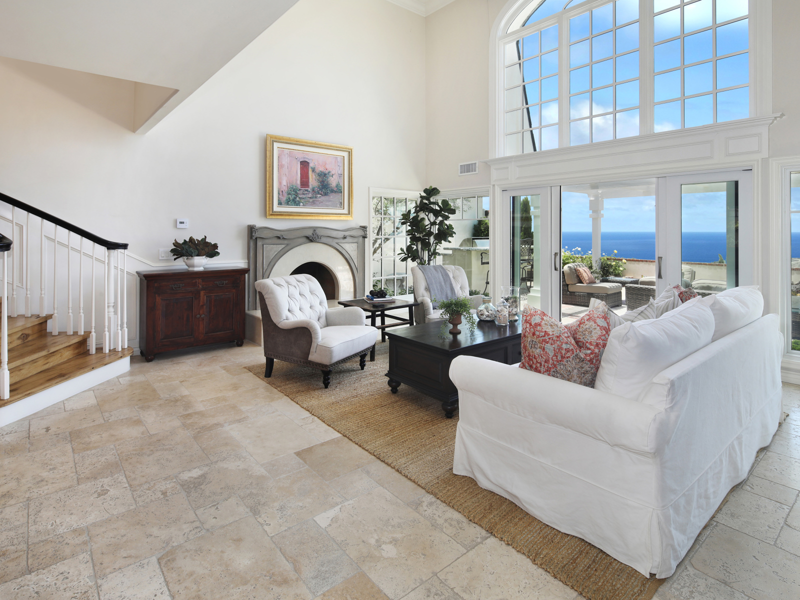 Гостиная комната с высоким потолком и большим окном