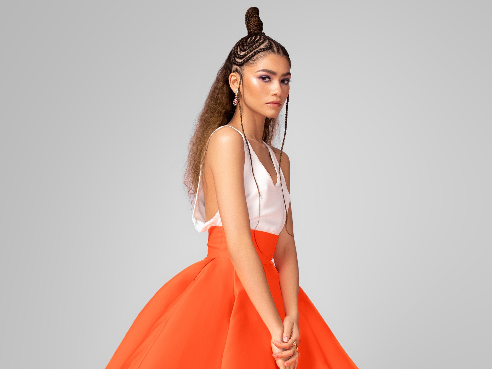 Грустная девушка актриса Зендая на сером фоне