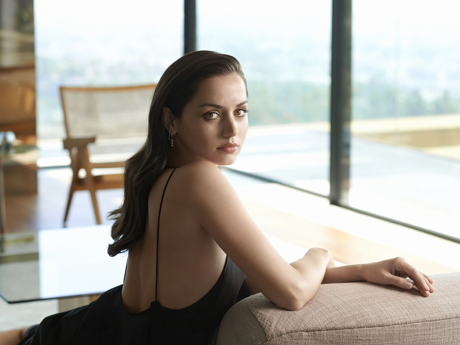 Испанская актриса Ана де Армас в черном платье у дивана