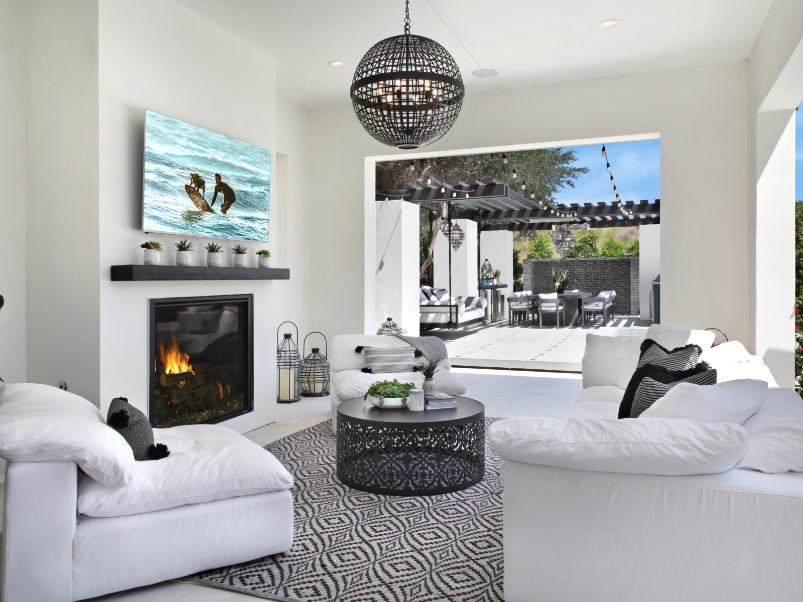 Стильный черно - белый интерьер в комнате с выходом на террасу 