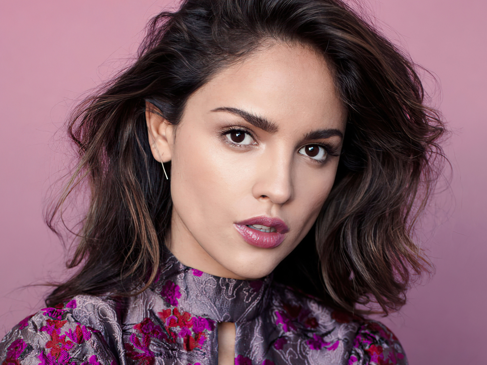 Стильная брюнетка Эйса Гонсалес на розовом фоне