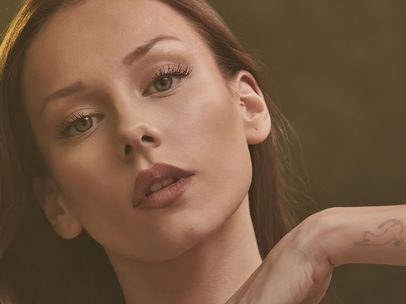 Лицо испанской актрисы Эстер Экспосито