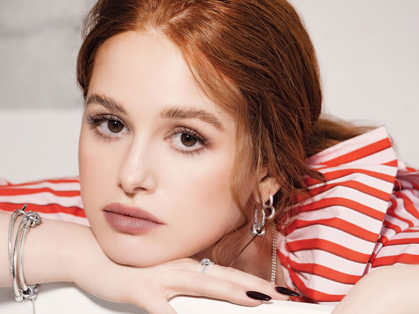 Грустный взгляд актрисы Мэделин Петш