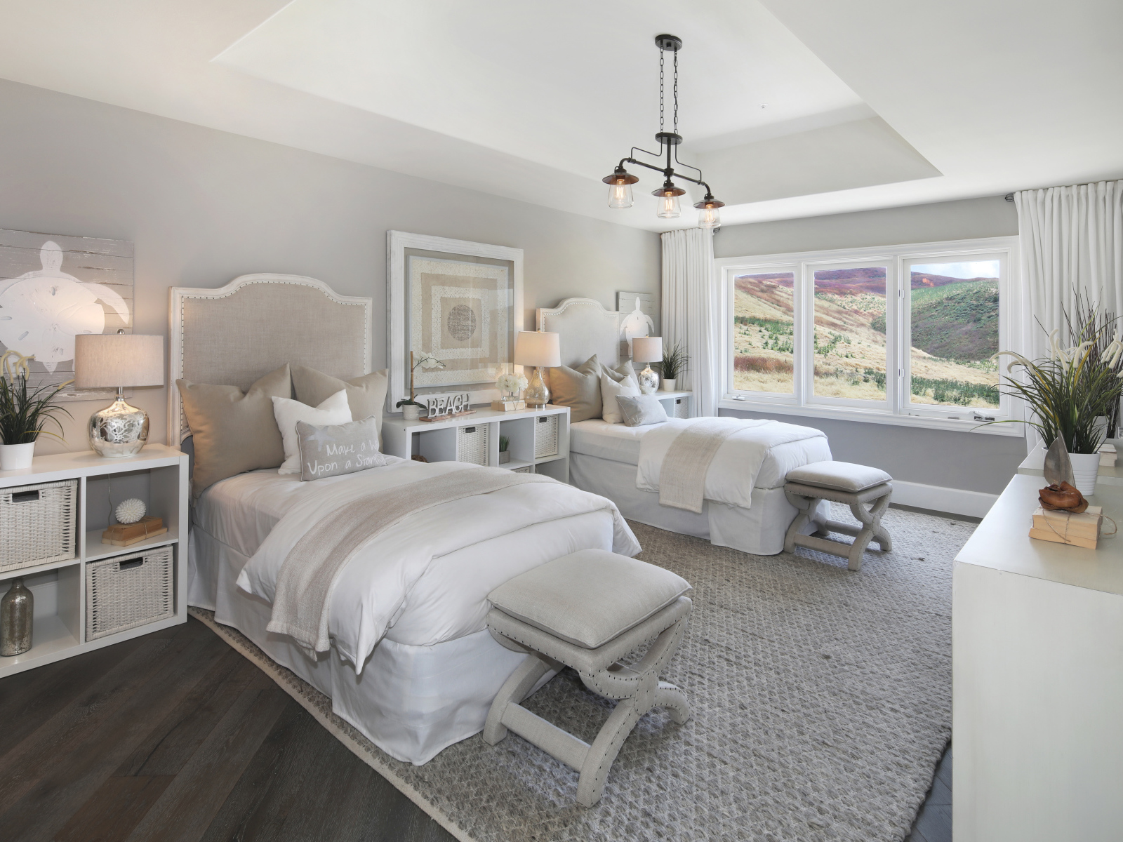 Две кровати в спальне с большим окном