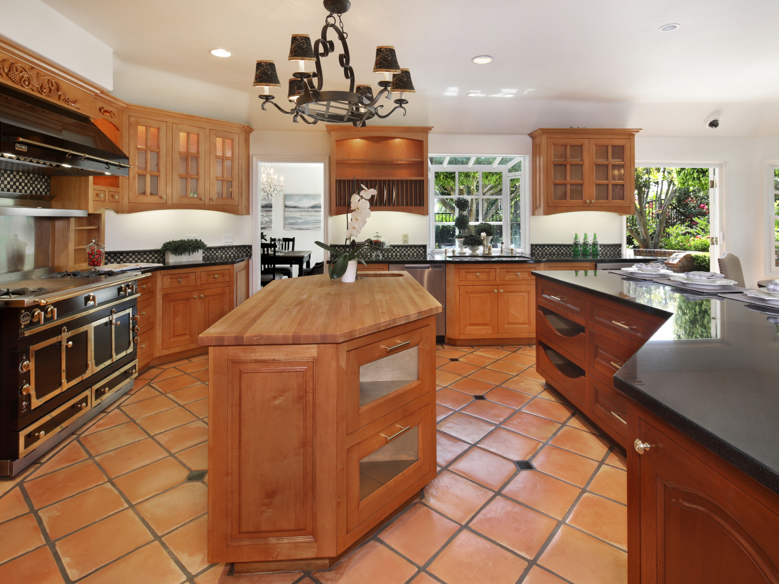 Деревянный стильный кухонный гарнитур 