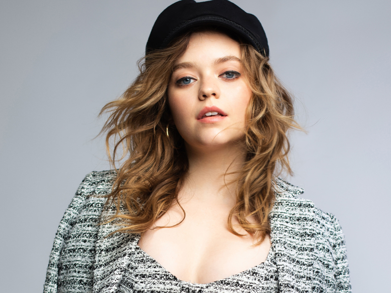 Молодая американская актриса Джэйд Петтиджон в черной кепке