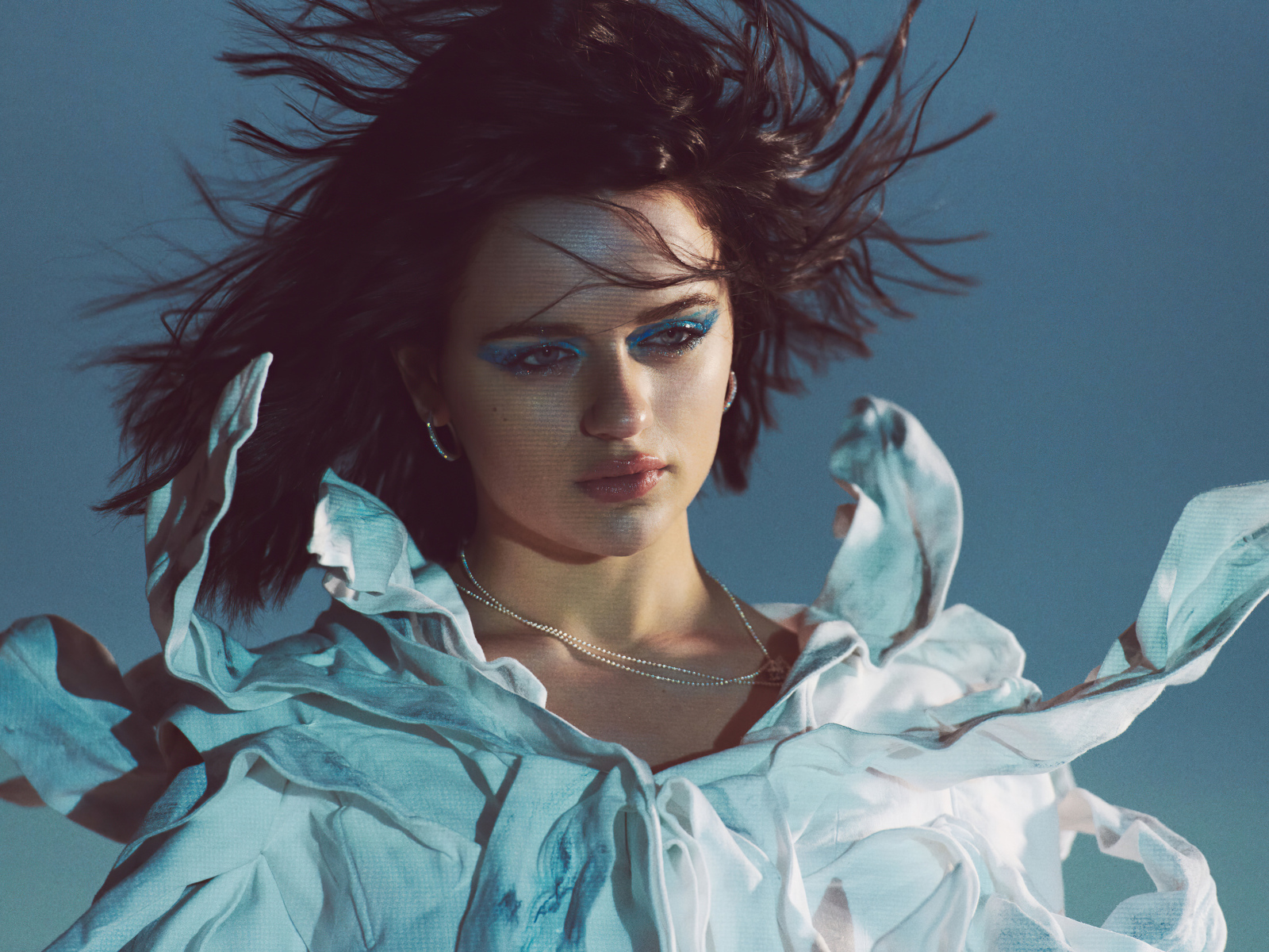 Молодая девушка актриса Джоуи Кинг на сером фоне