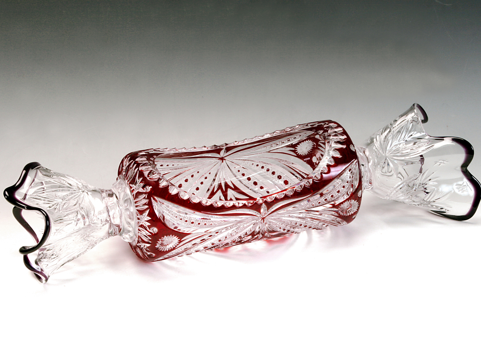 Декоративная хрустальная конфета на сером фоне