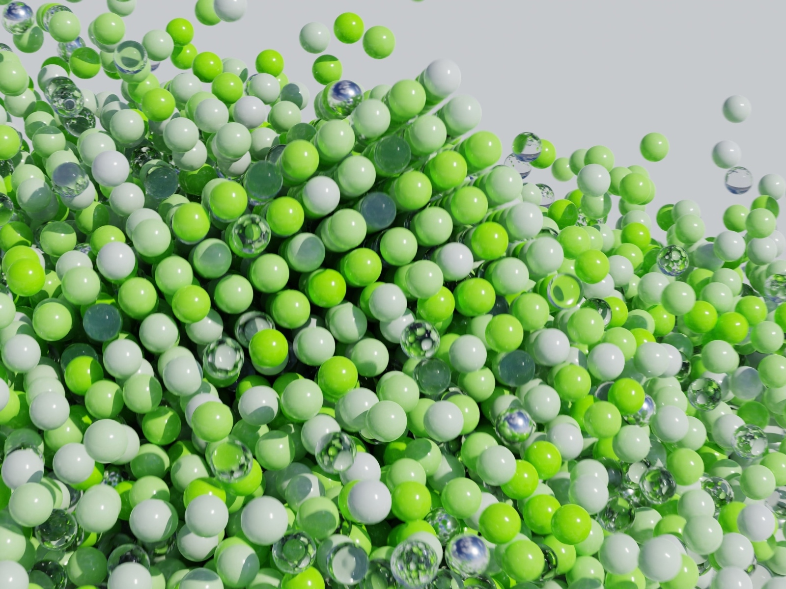 Много пластиковых и стеклянных зеленых шариков
