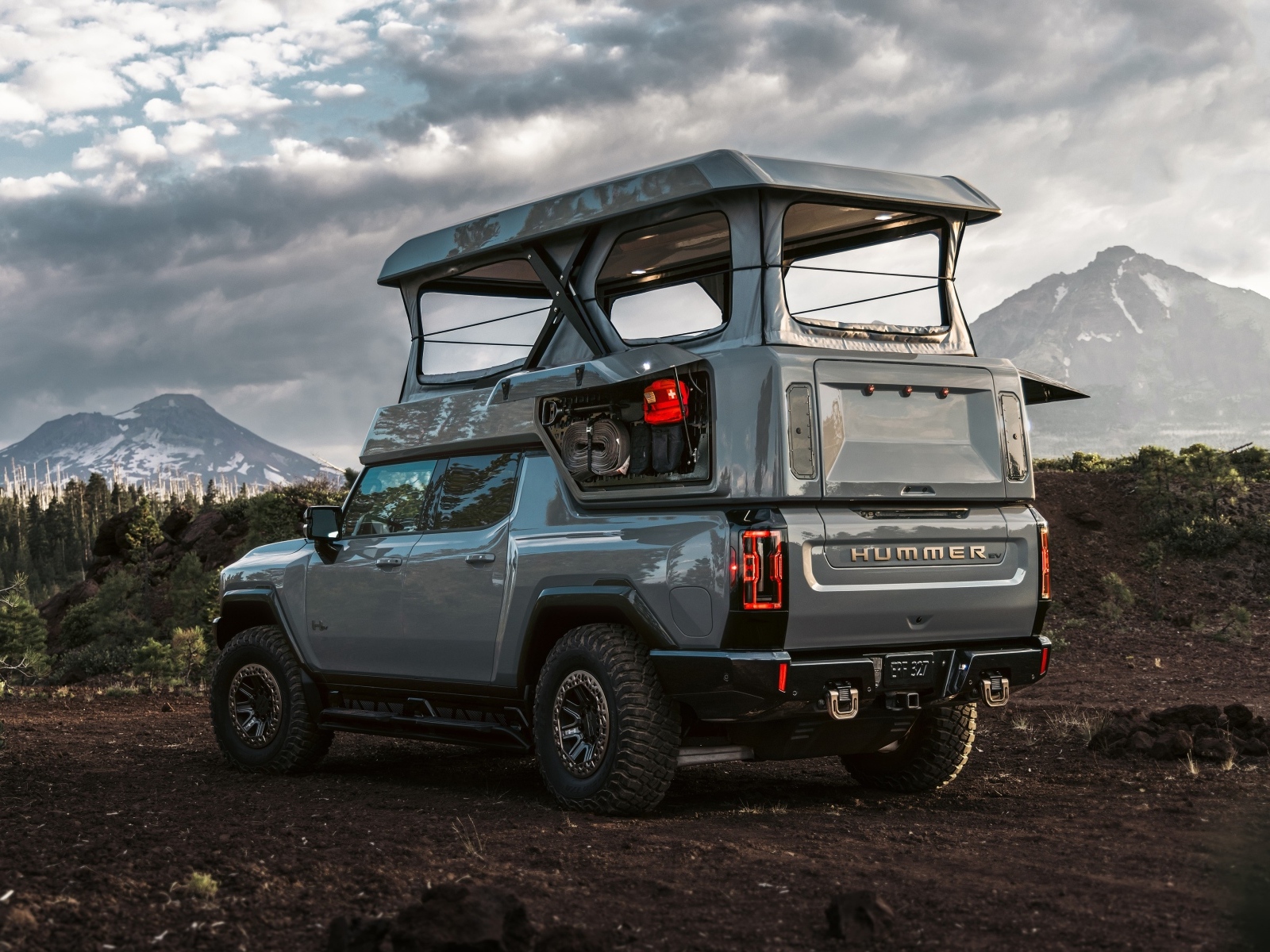 Автомобиль GMC HUMMER EV EarthCruiser 2024 года вид сзади