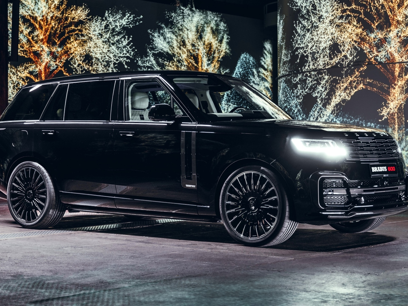 Большой черный Brabus 600 2023 года