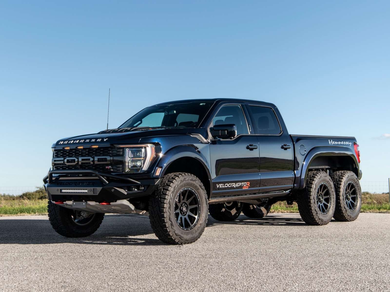 Черный джип Hennessey VelociRaptoR 6x6 2024 года