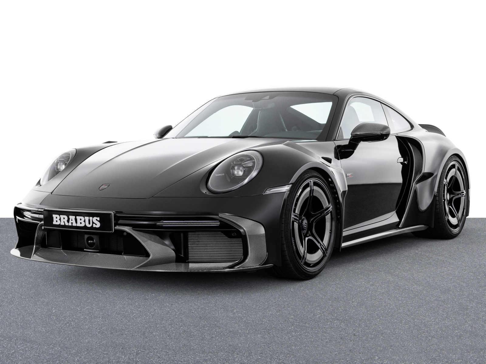 Черный автомобиль  Brabus 900 Rocket R