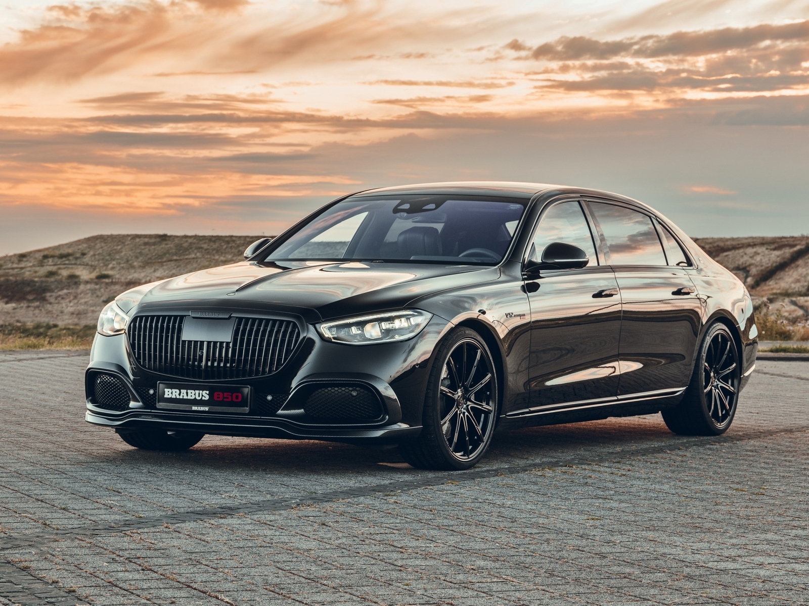 Автомобиль Brabus 850 2023 года на фоне заката