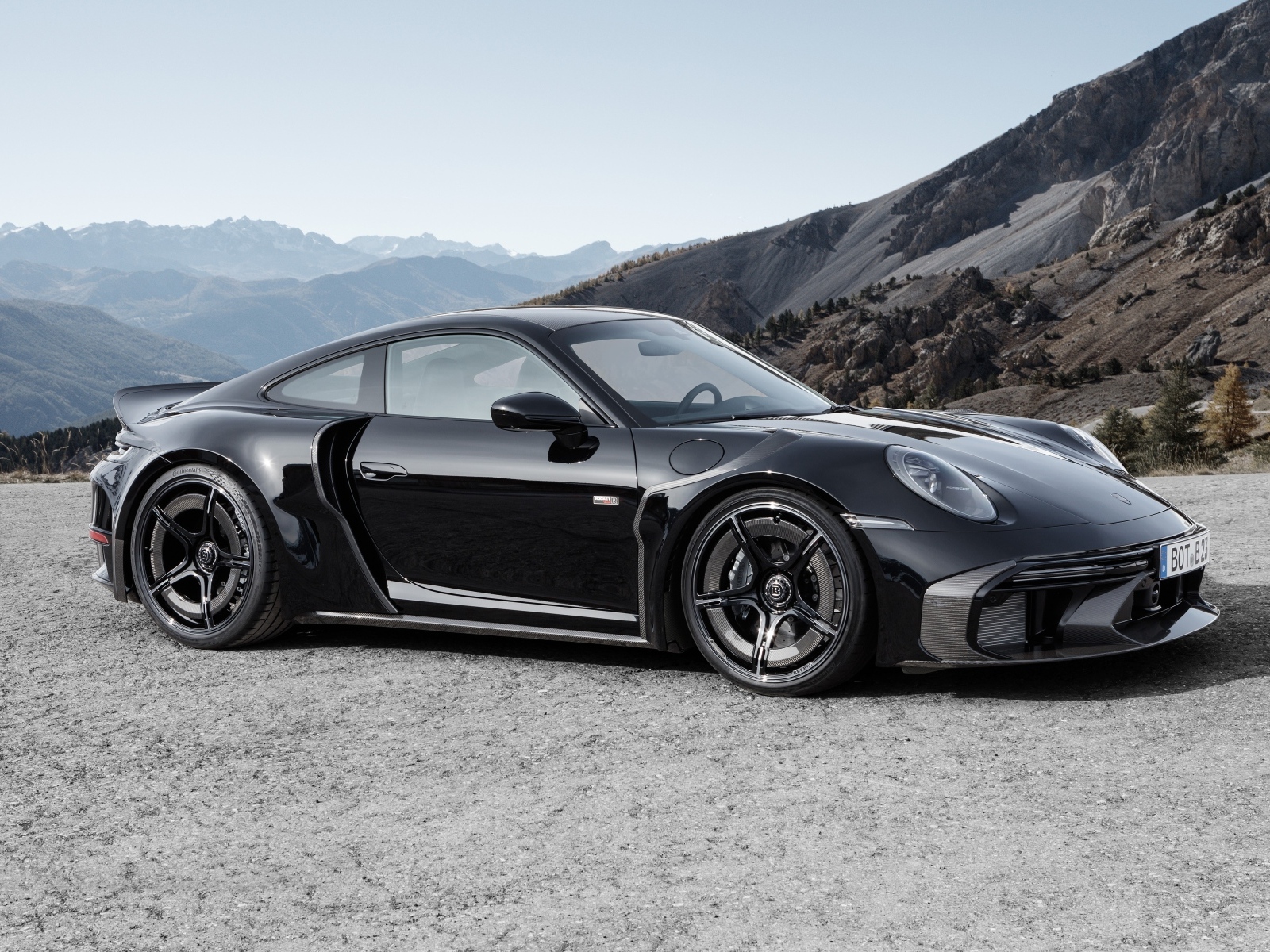 Дорогой черный автомобиль  Brabus 900 Rocket R