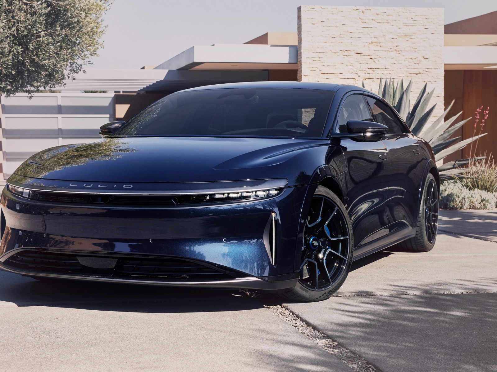 Дорогой автомобиль Lucid Air Sapphire 2023 года