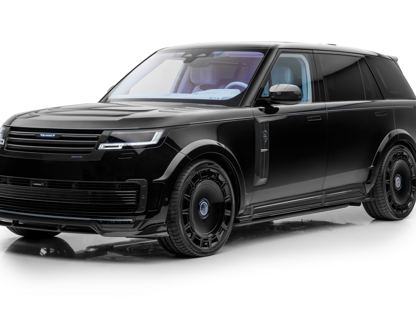 Вид спереди на черный внедорожник Mansory Range Rover SV LWB Heritage 2023 года