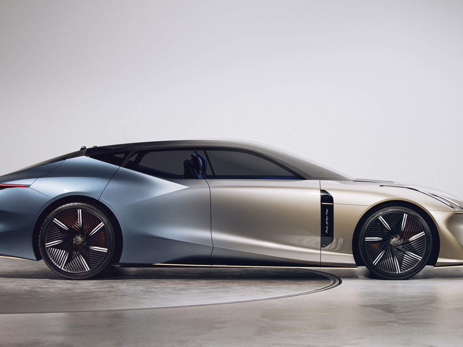 Автомобиль Lynk & Co вид сбоку