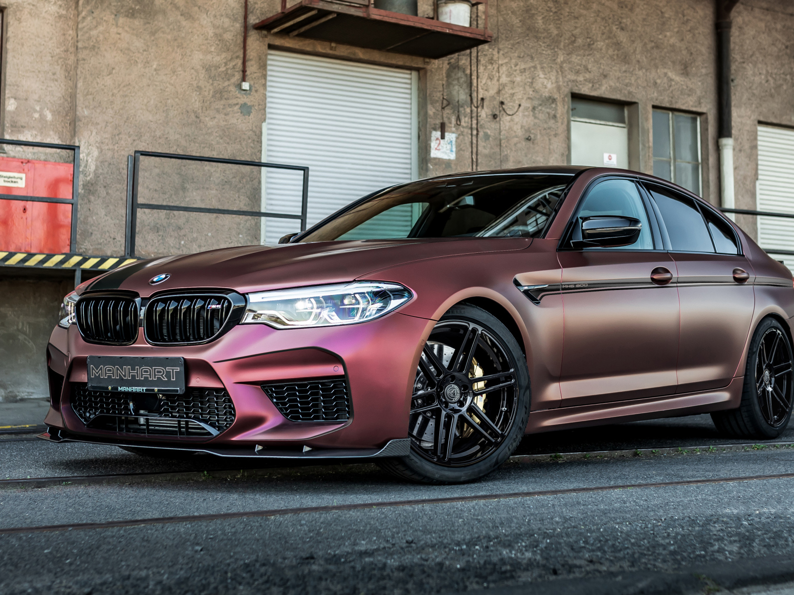 Автомобиль Manhart MH5 800 у дома 