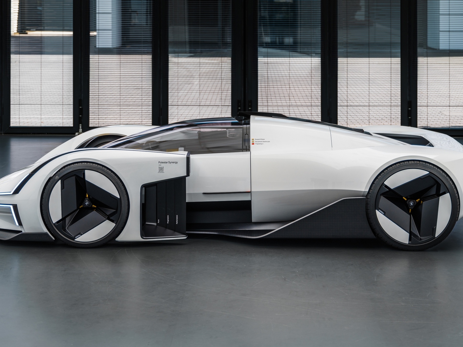 Автомобиль Polestar Synergy вид сзади