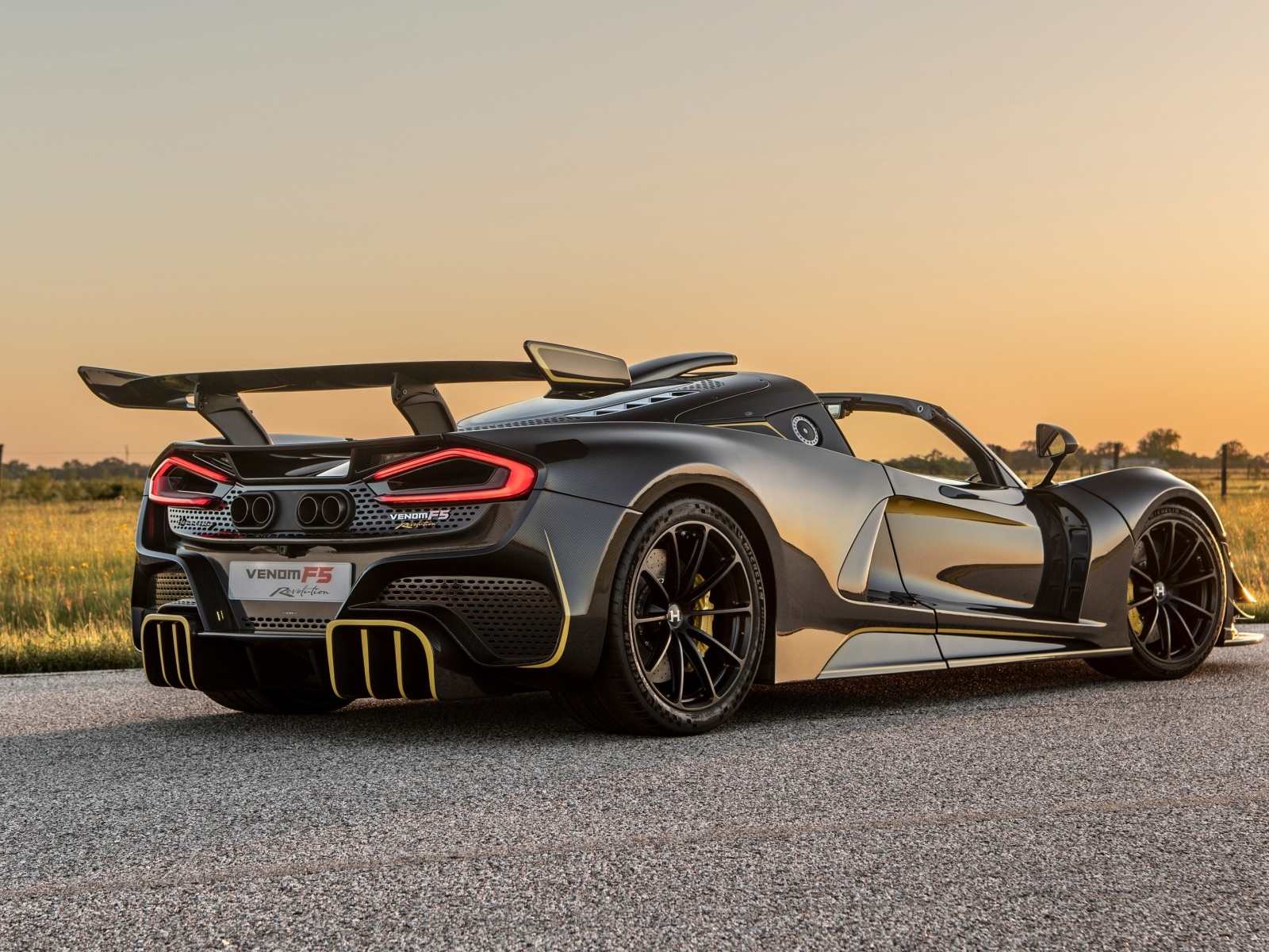 Вид сзади на спортивный автомобиль Hennessey Venom F5 Revolution Roadster 2023 года