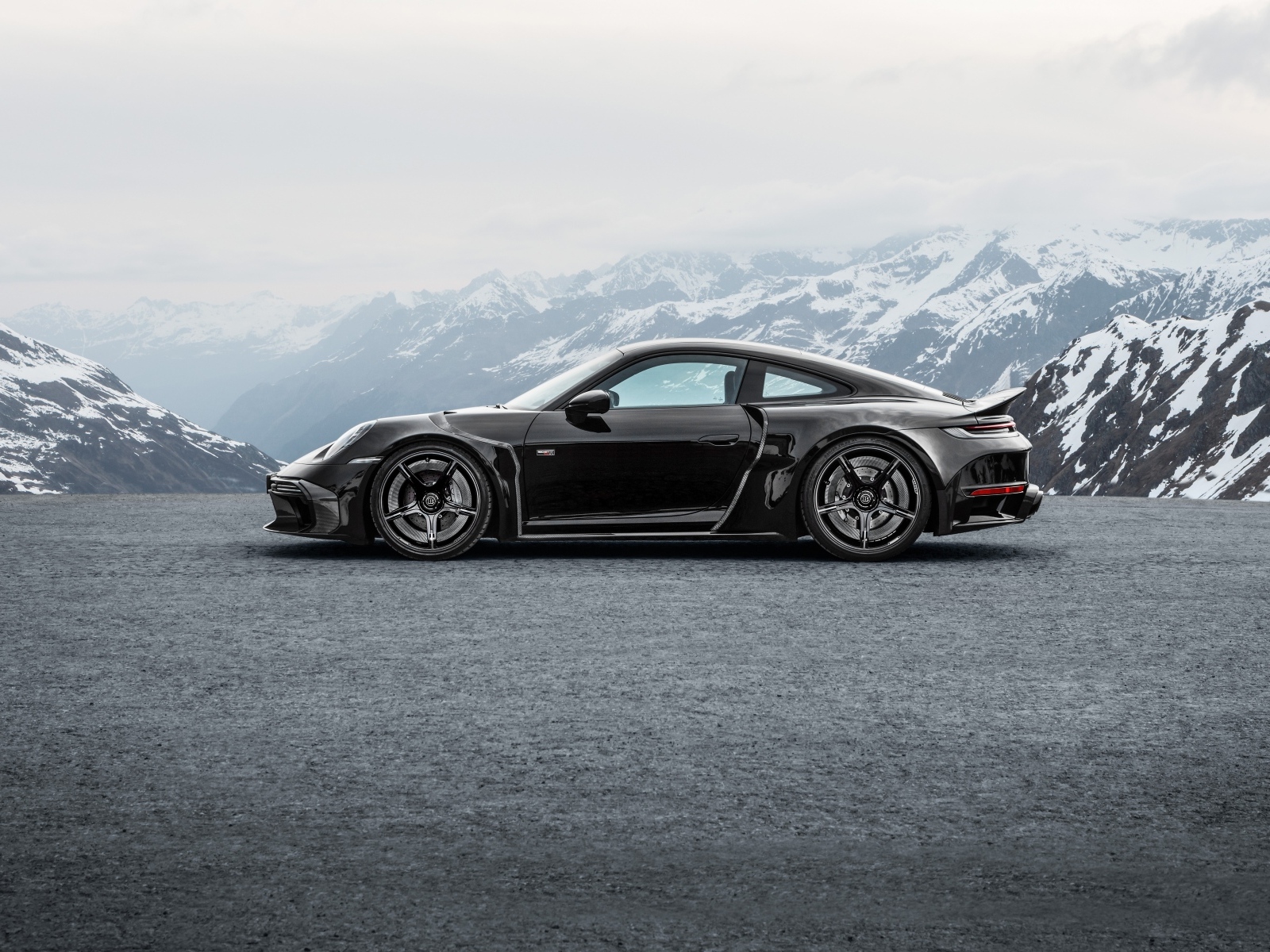 Вид сбоку на автомобиль  Brabus 900 Rocket R