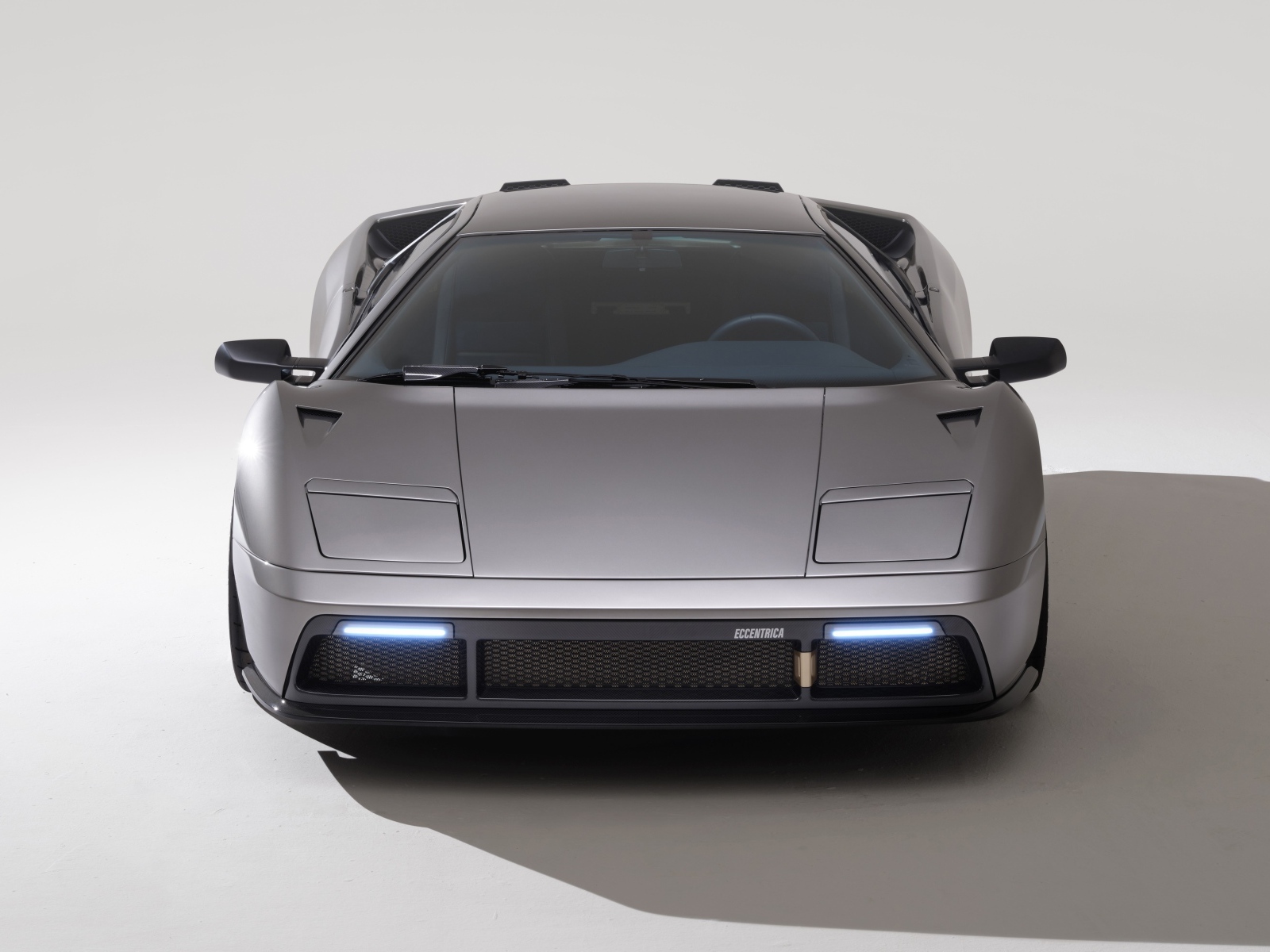 Серебристый автомобиль Eccentrica Restomod 2023 года