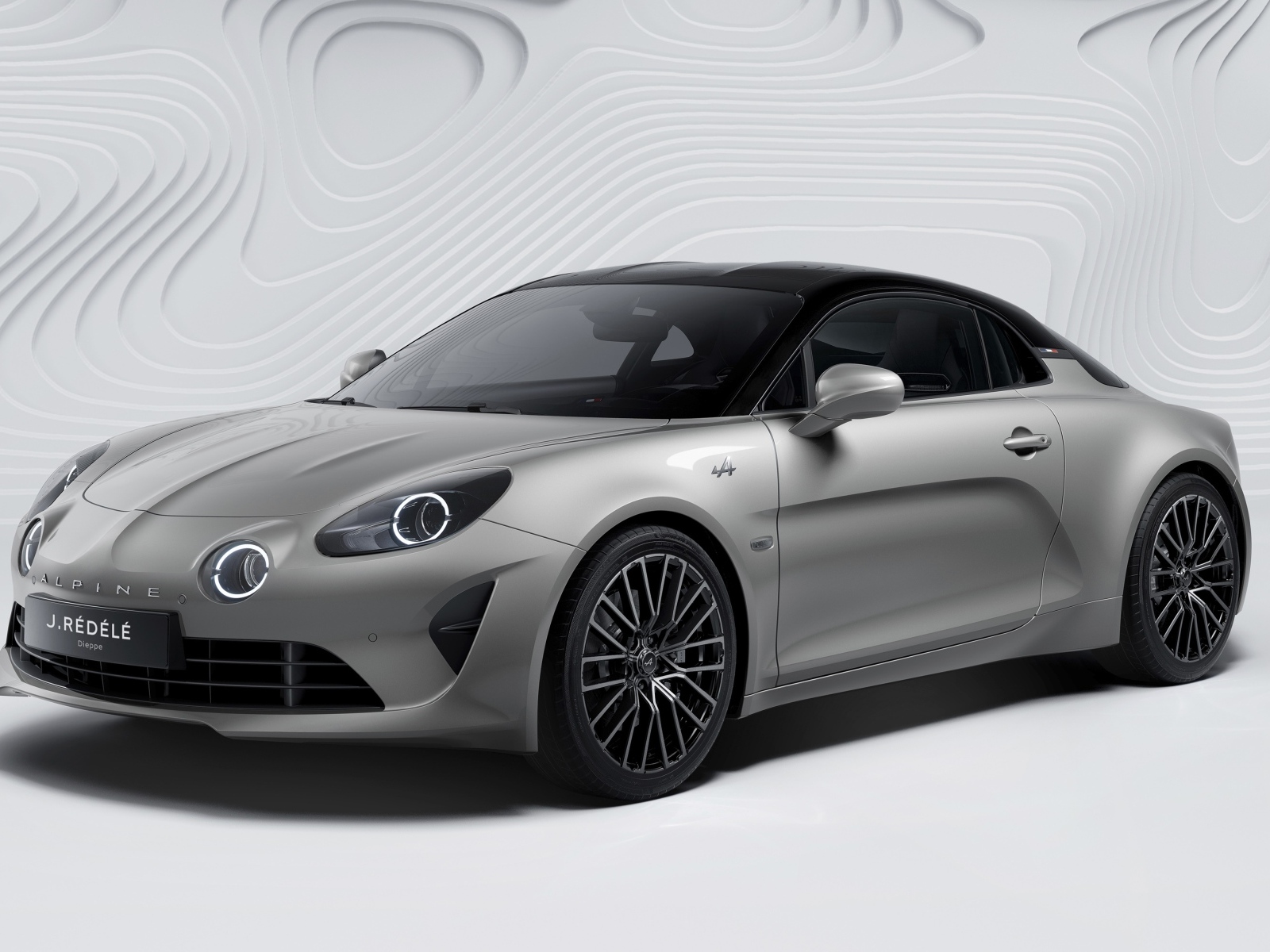 Серебристый автомобиль Alpine A110 GT