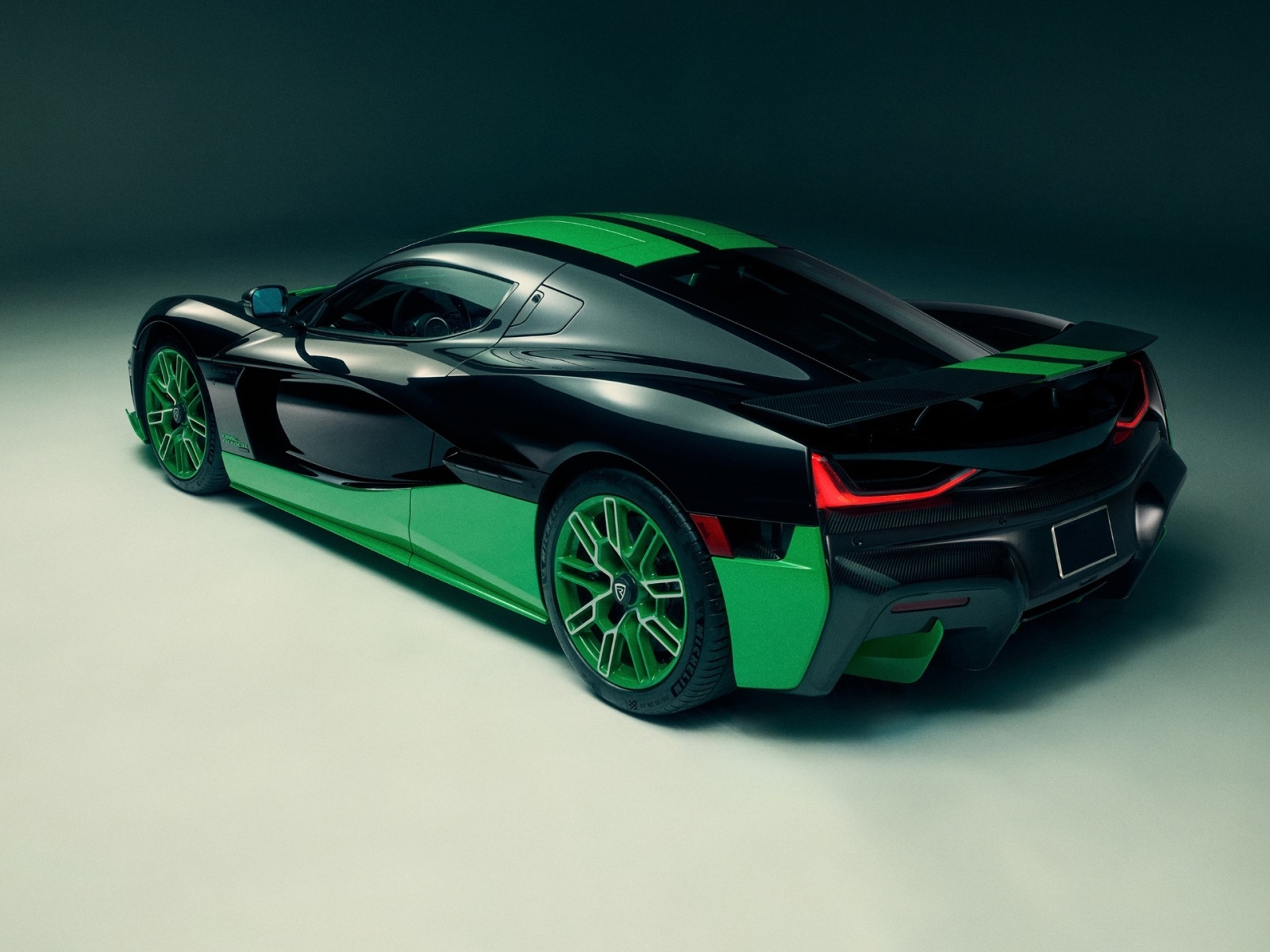 Спортивный автомобиль Rimac Nevera Time Attack 2023 на сером фоне