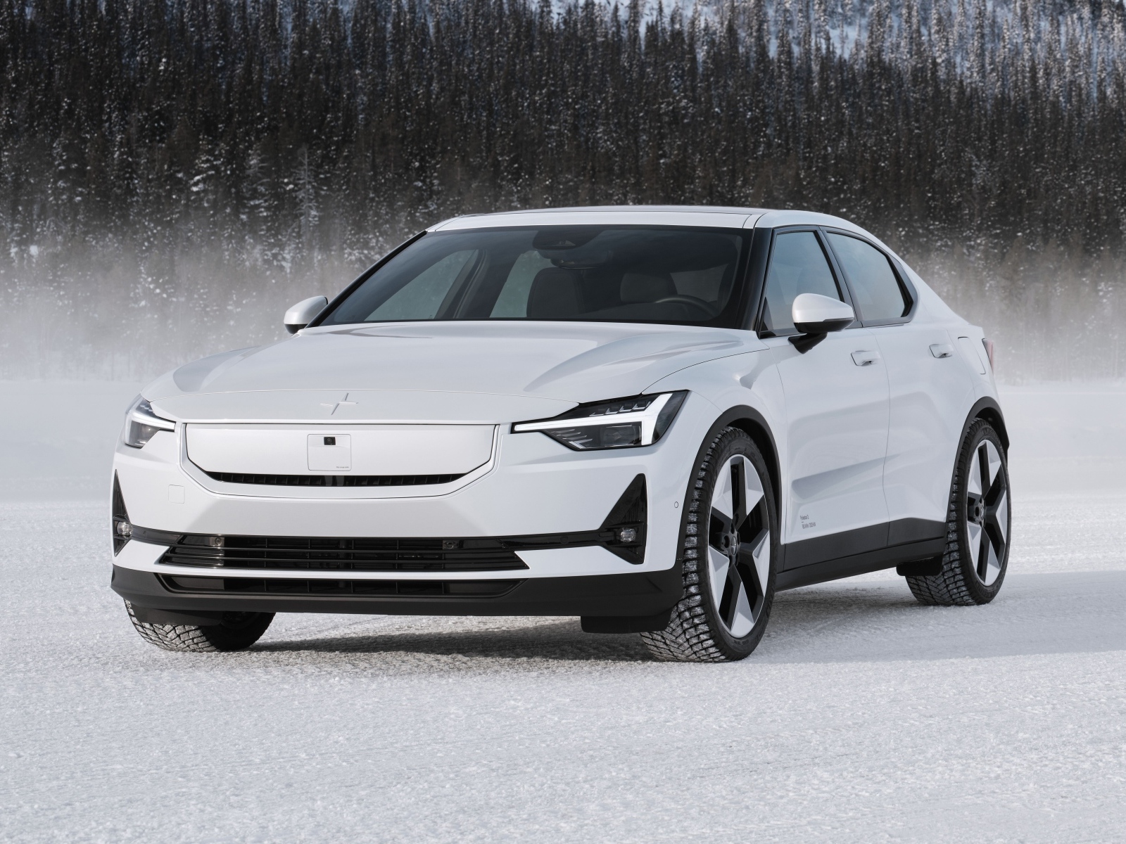 Белый автомобиль Polestar 2 на снегу