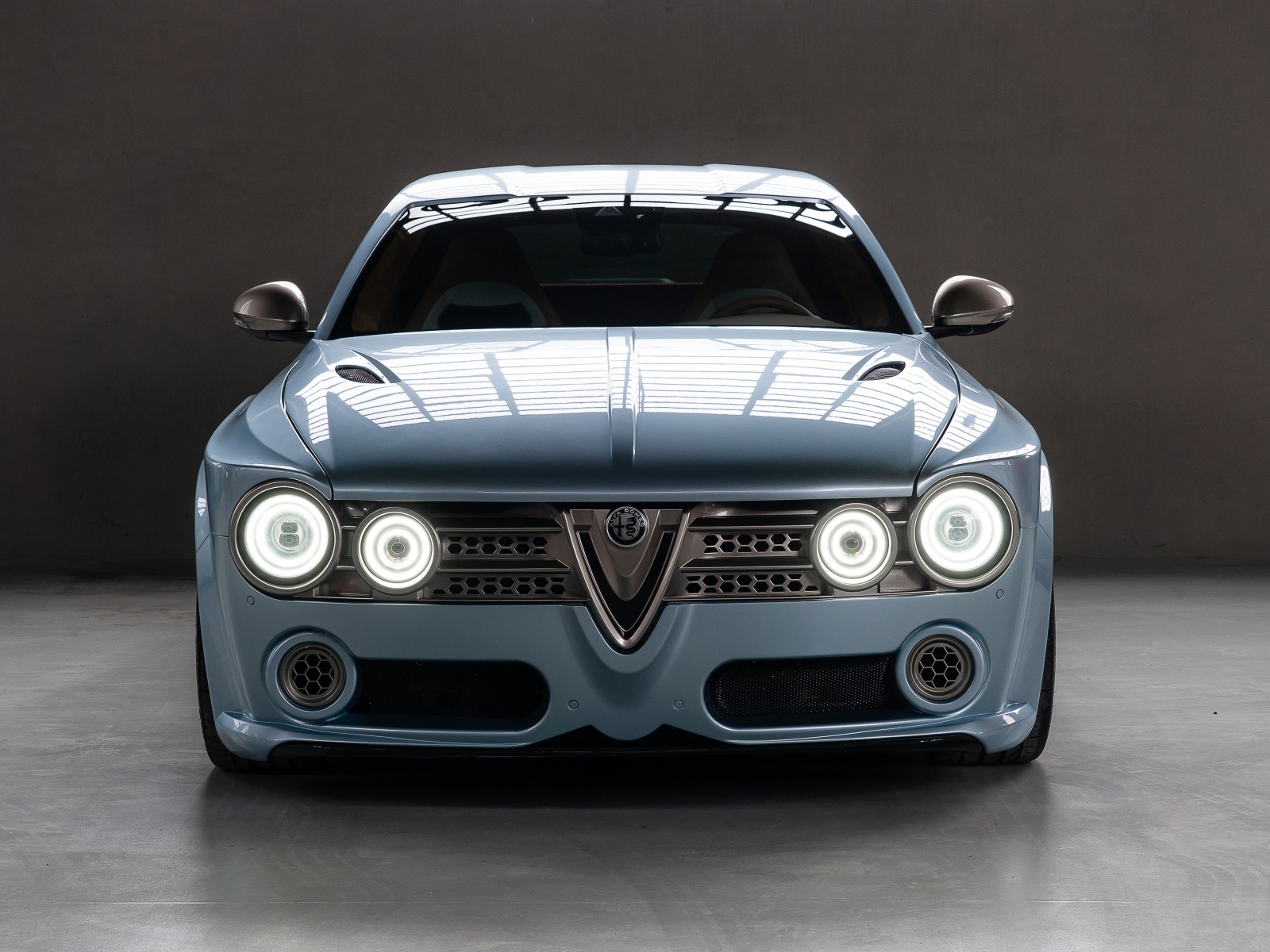 Вид спереди на автомобиль Alfa Romeo